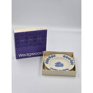 Wedgwood Jasperware Pale Blue on White Round Ashtray 3 Slots Original Box 1978